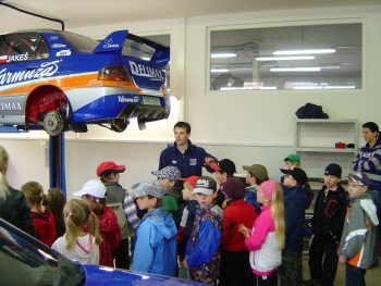 Fotografie z exkurze prvňáků v dílnách Kresta Racing 2010